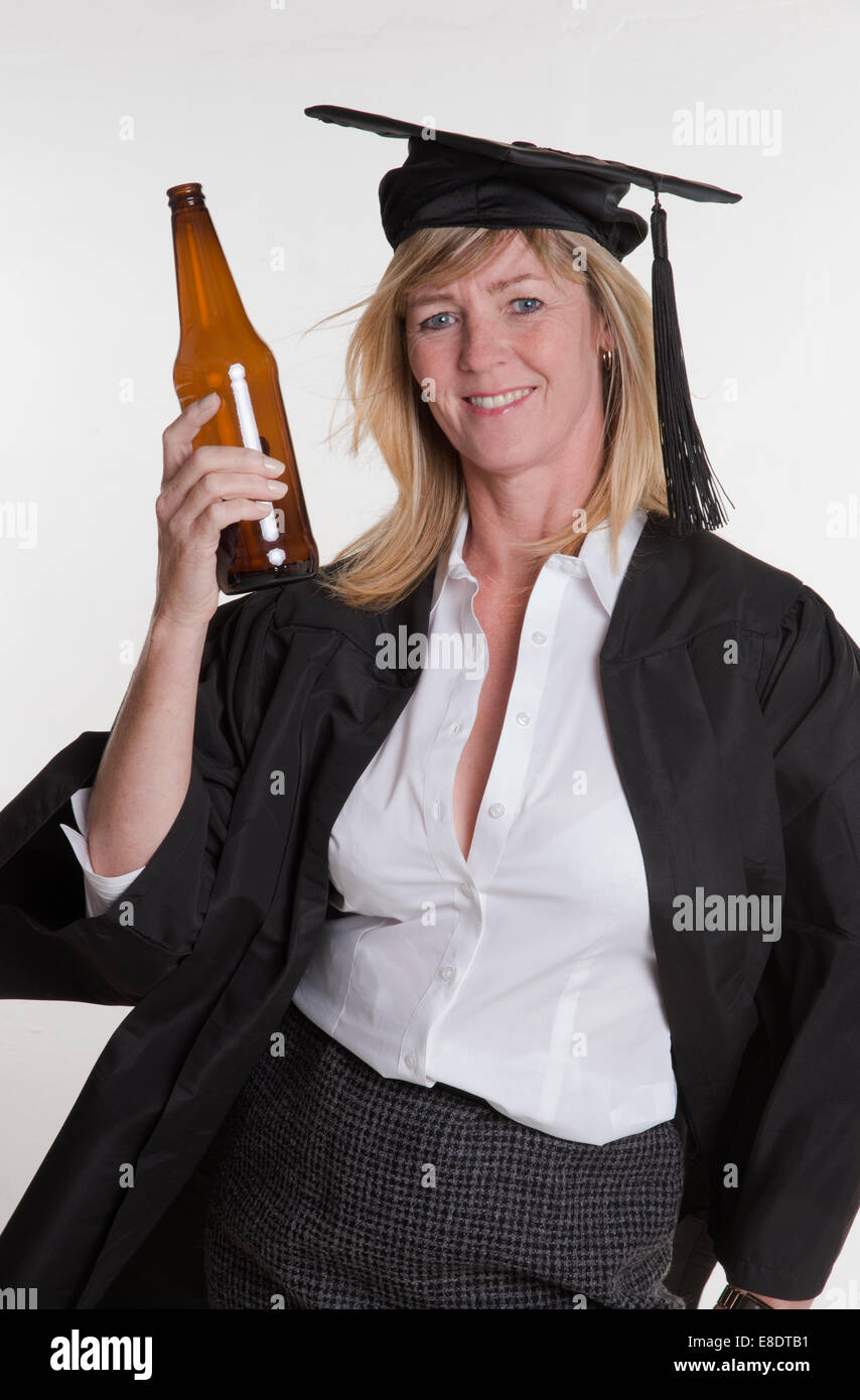 Bier trinken weibliche Universität Reifen Student aus einer braunen Flasche Bier trinken Stockfoto