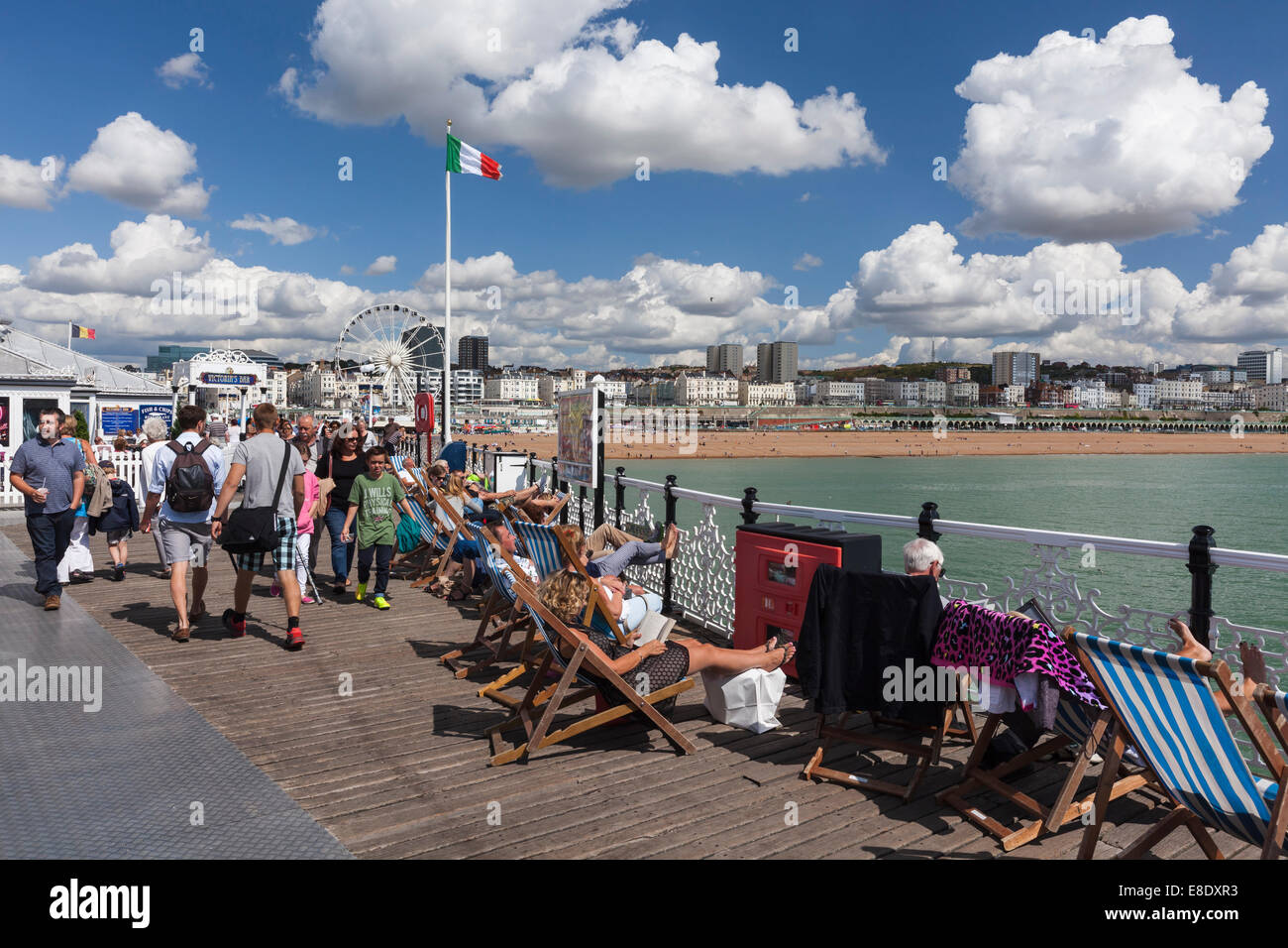Menschen entspannen auf Brighton Pier an einem Sommertag. Brighton, East Sussex, England, UK Stockfoto
