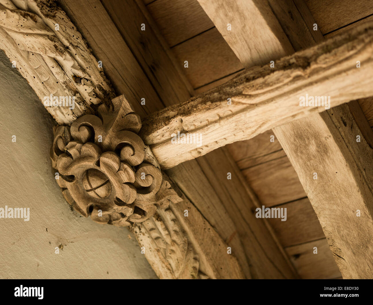 Eine alte Kirche Strahl, von Holzwurm gegessen. Stockfoto