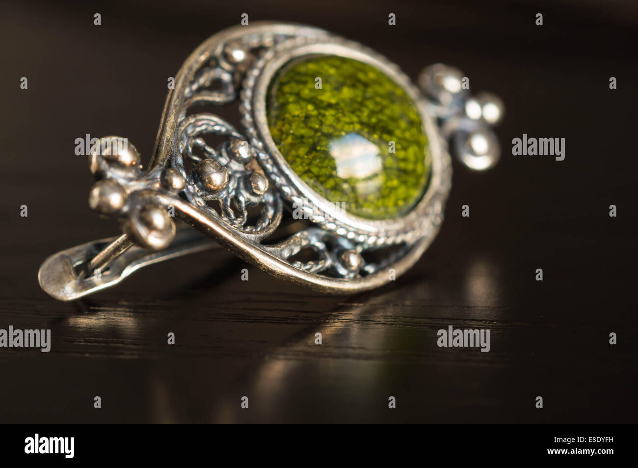 Ohrring im alten Stil mit grünem Stein hautnah Stockfoto