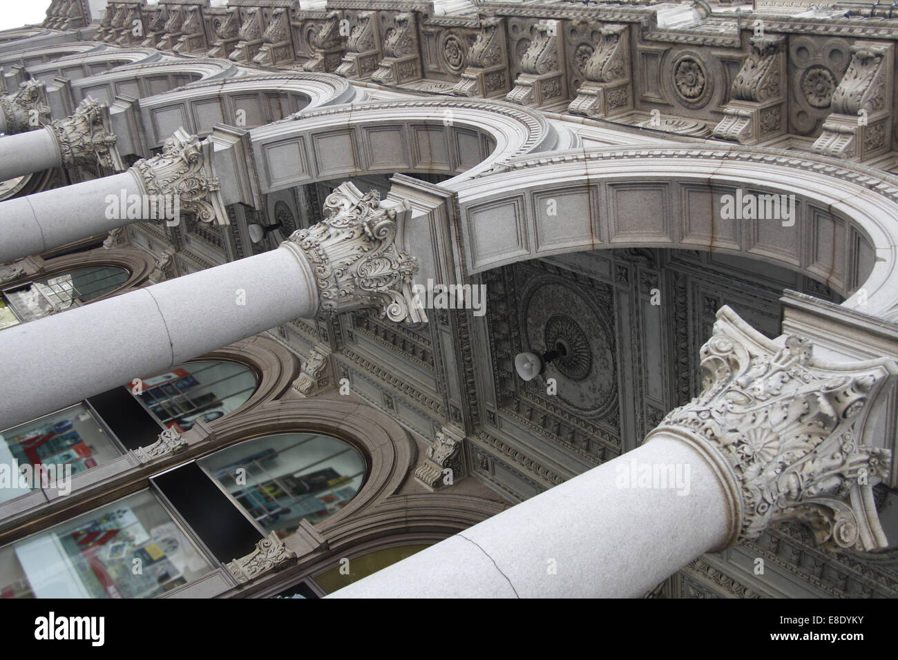 Expressive Bild der Galleria Vittorio Emanuele II Fassade und Kolonnade Stockfoto