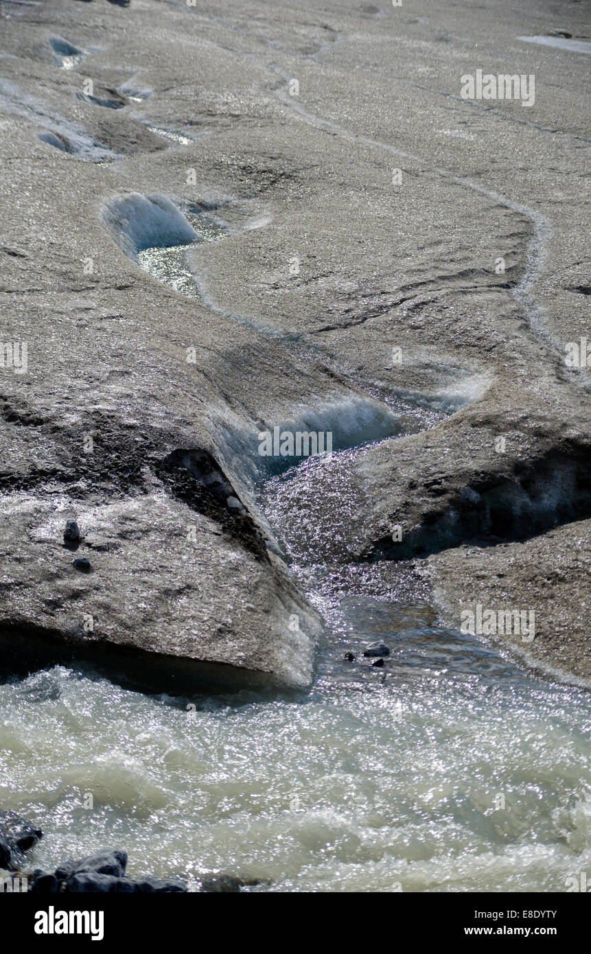Wasser läuft nach unten Athabasca Gletscher, Banff Nationalpark, Kanada Stockfoto