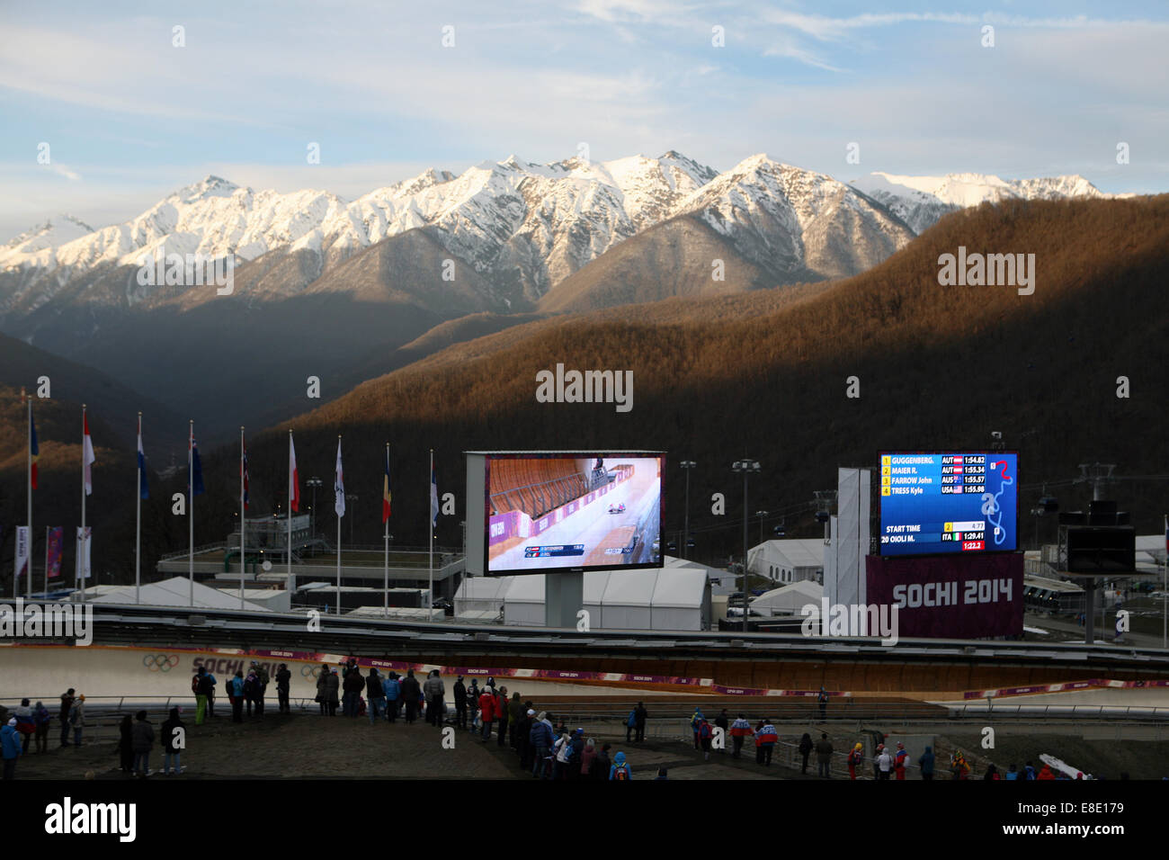 Leute beobachten die Bildschirme auf die Sliding Center Sanki in Krasnaja Poljana Sotschi Olympischen Winterspiele 2014 Stockfoto