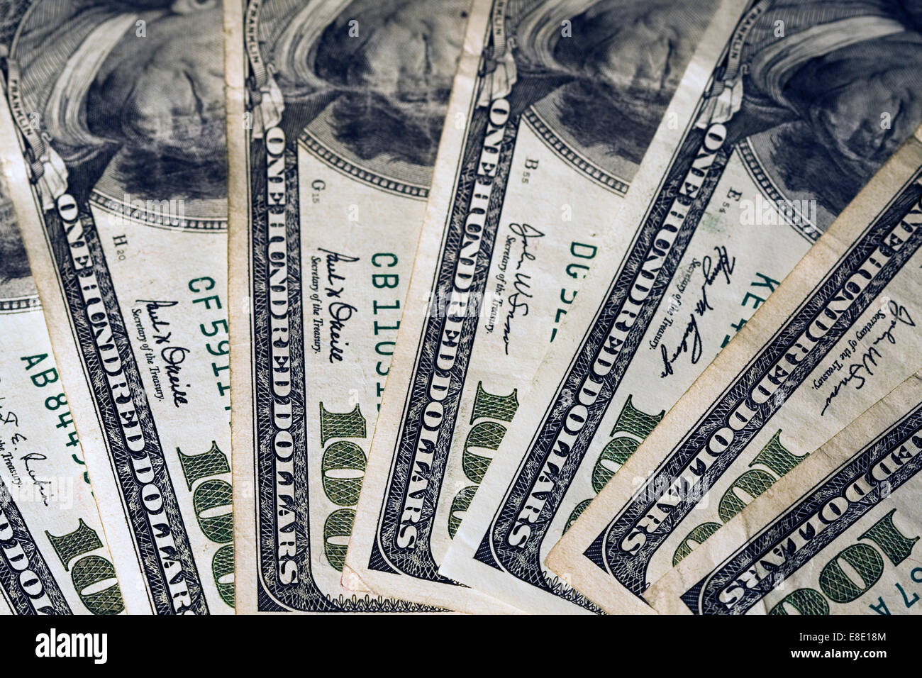 Viele hundert-Dollar-Scheine aufgefächert auf eine Tischplatte Stockfoto