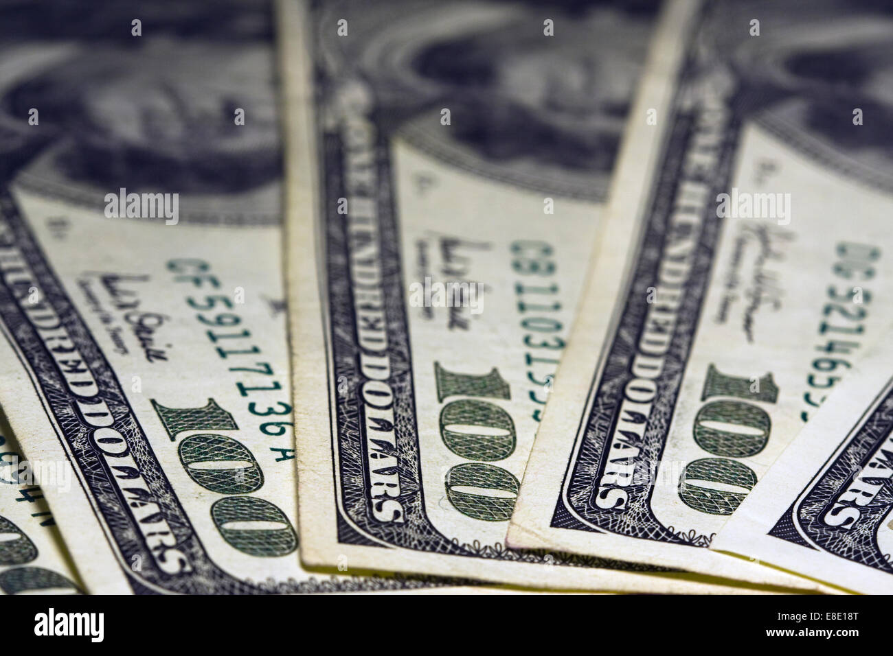 Viele hundert-Dollar-Scheine zu verbreiten, auf eine Tischplatte Stockfoto