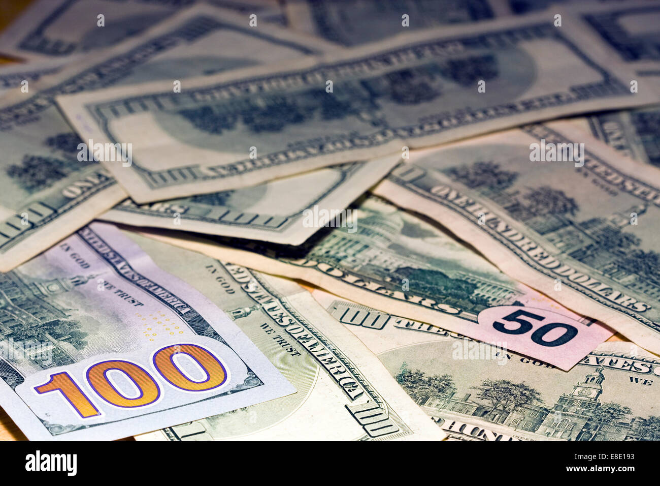 Viele hundert-Dollar-Scheine und ein fünfzig Dollar bill Verbreitung auf einer Tischplatte Stockfoto