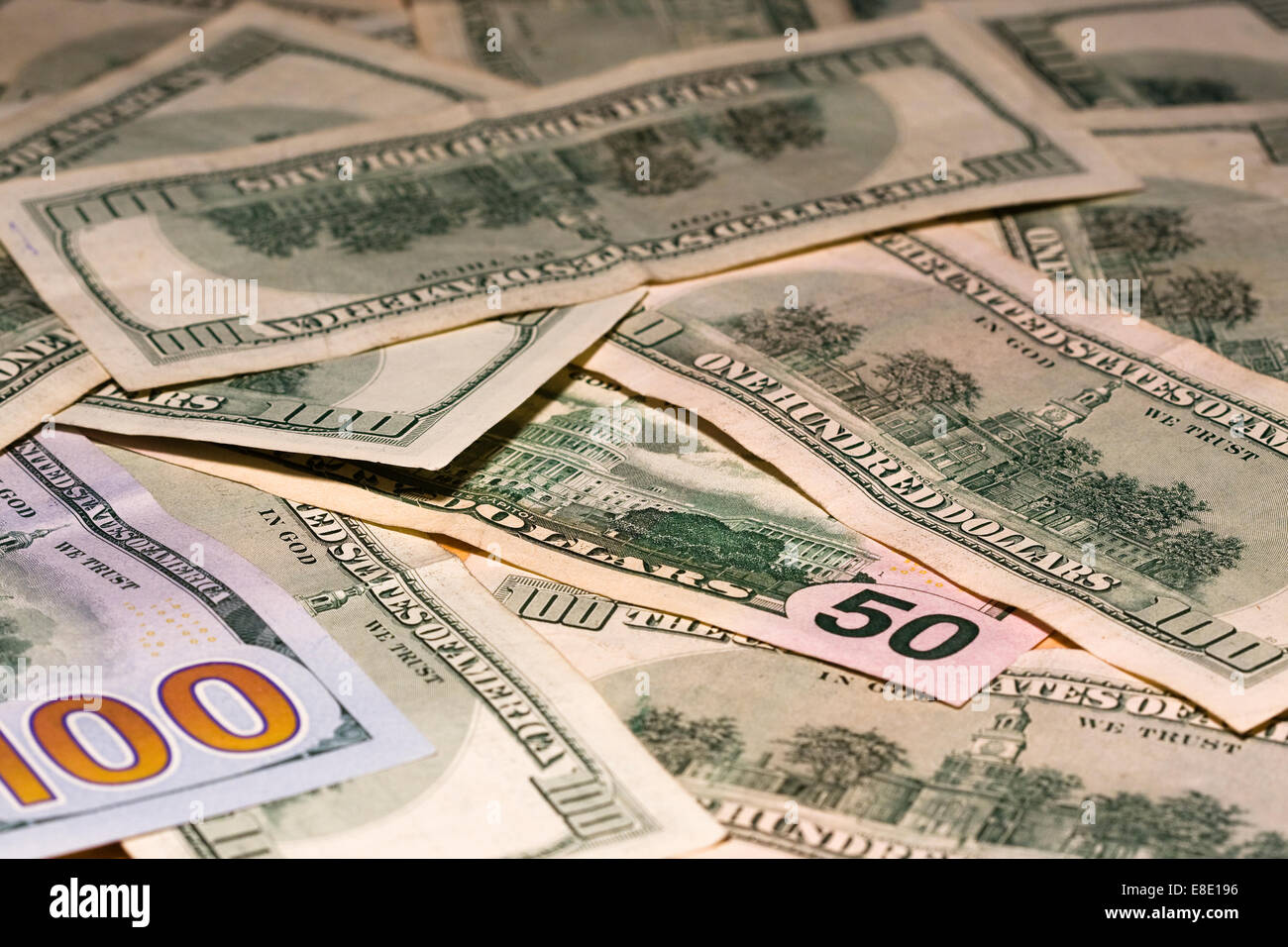 Viele hundert-Dollar-Scheine und ein fünfzig Dollar bill Verbreitung auf einer Tischplatte Stockfoto