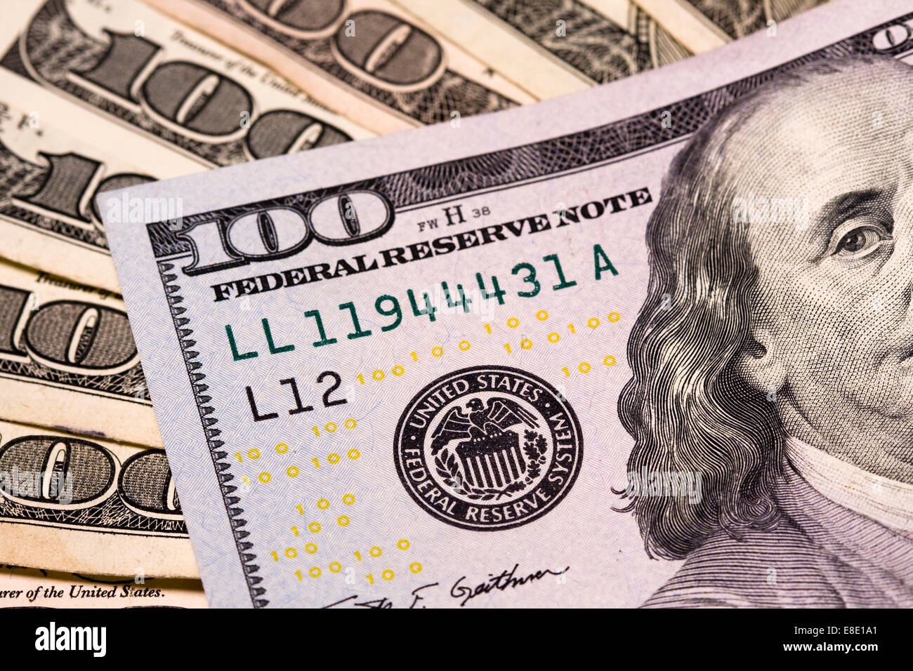 Viele hundert-Dollar-Scheine verteilt zeigt die Federal Reserve-Dichtung mit gelb, schwarz und blau Mikro drucken Stockfoto