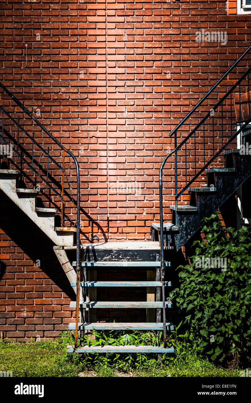 Symmetrische Treppen zusammenführen und Mauer Stockfoto