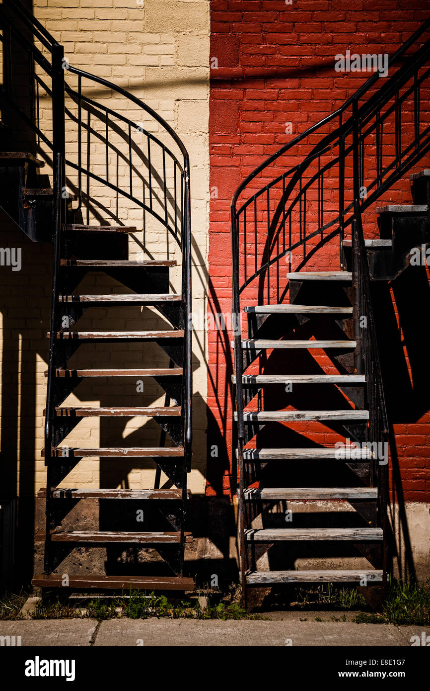 Symmetrische Treppen mit zwei verschiedenen Farben. Rot und Beige Stockfoto