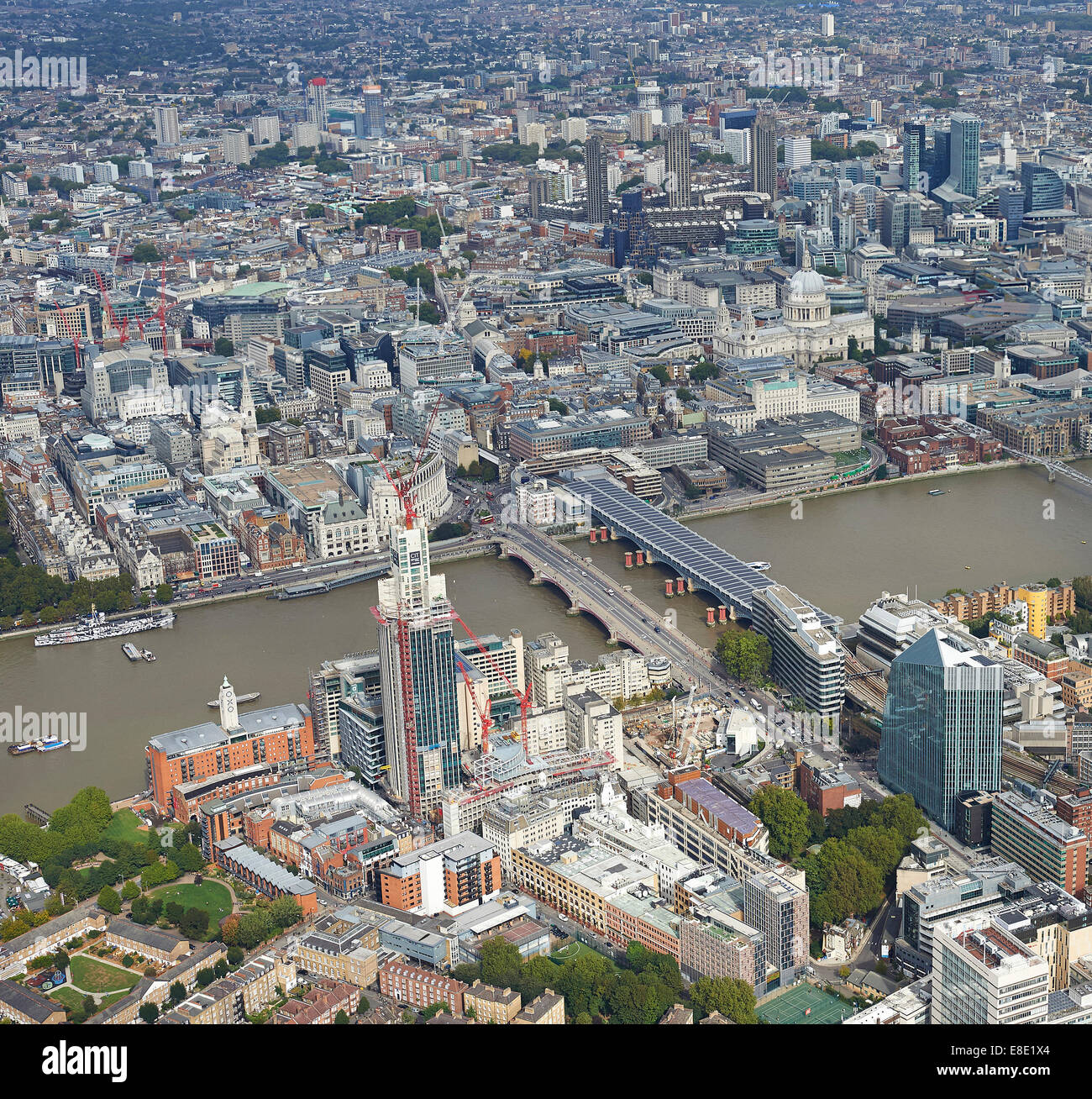 Luftaufnahme des Zentrums von London, Großbritannien, Oxo Wharf, und Blackfriars Bridge, Blick nach Norden in Richtung City Stockfoto