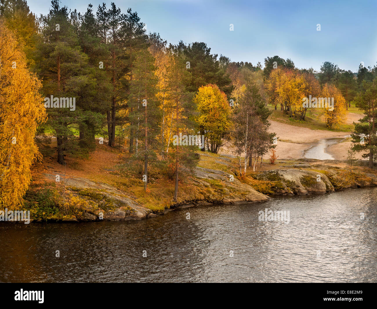 Wunderschöne herbstliche Landschaft in Lappland, Finnland Stockfoto