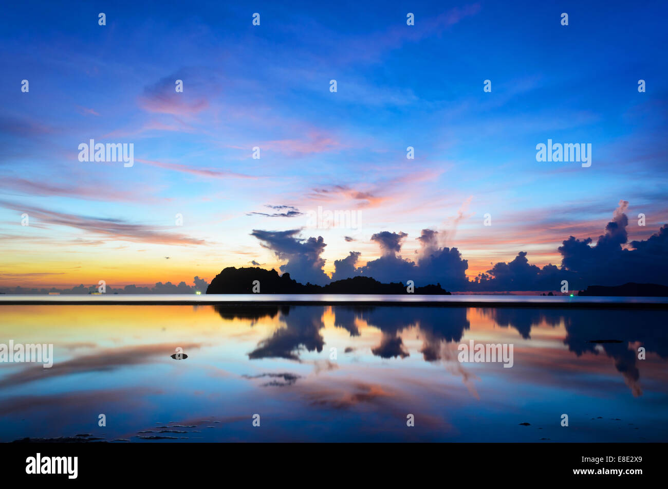 Sonnenaufgang am Strand Hat Sai Ri vorderen Ko Maphrao Insel in Chumphon Provinz von Thailand Stockfoto