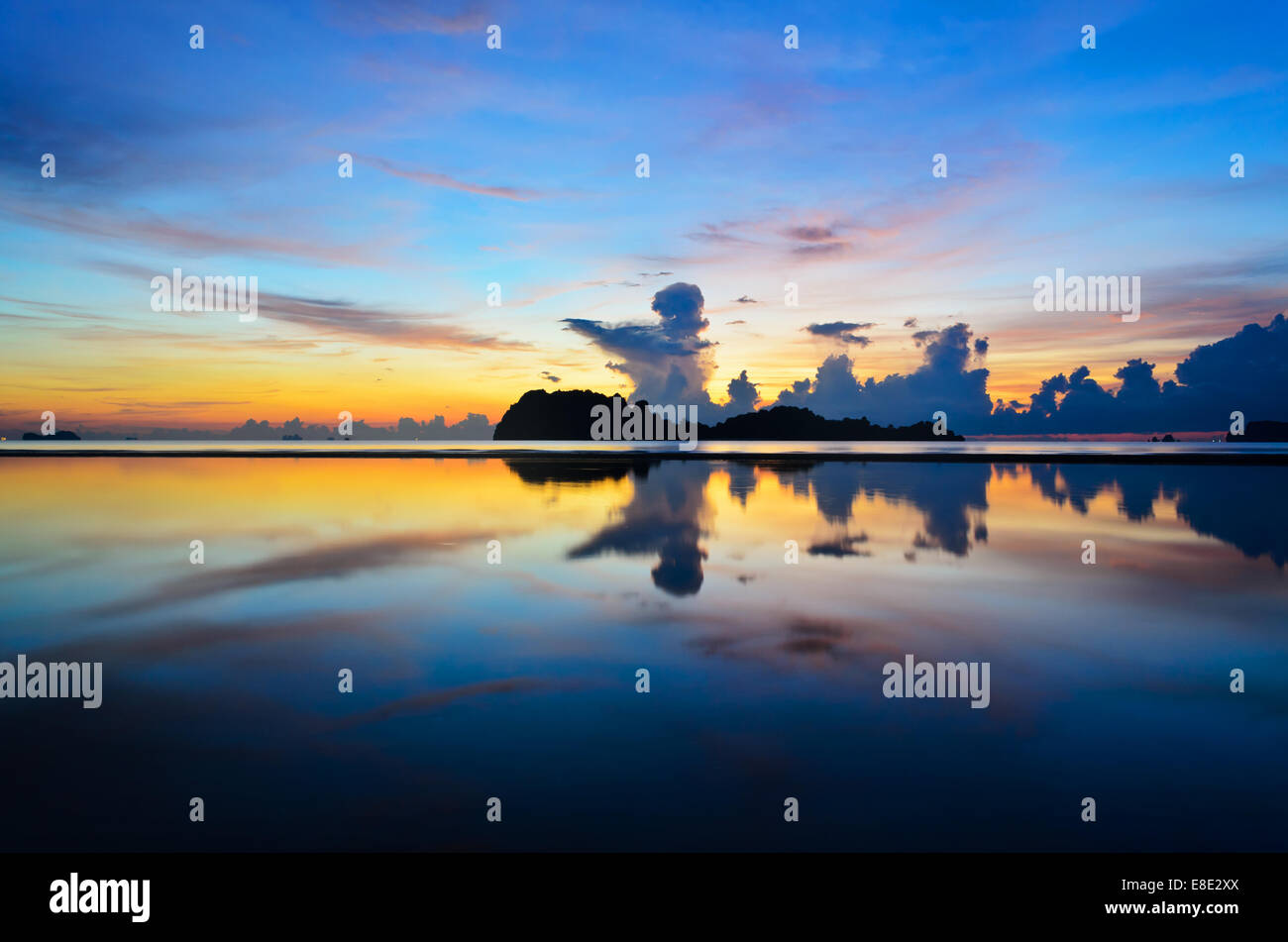 Sonnenaufgang am Strand Hat Sai Ri vorderen Ko Maphrao Insel in Chumphon Provinz von Thailand Stockfoto