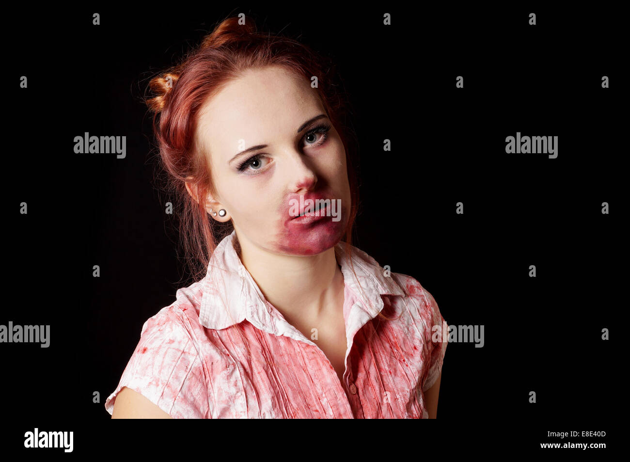 weibliche Zombie mit blutigen Mund und Bluse auf schwarzem Hintergrund Stockfoto