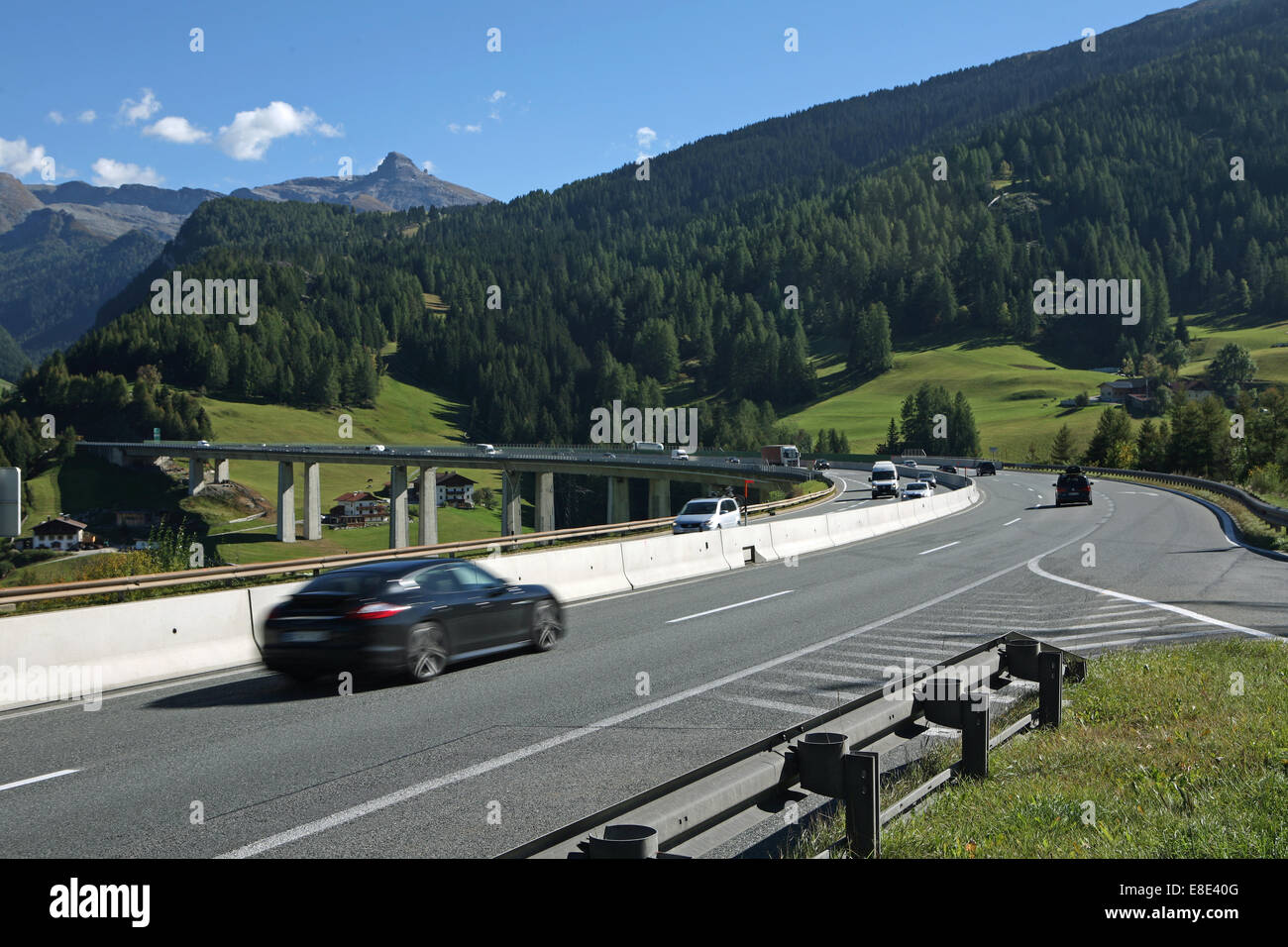 Österreichische Autobahn Autobahn mit Überführung Brücke in bewaldeten Bergen Sonnentag Stockfoto