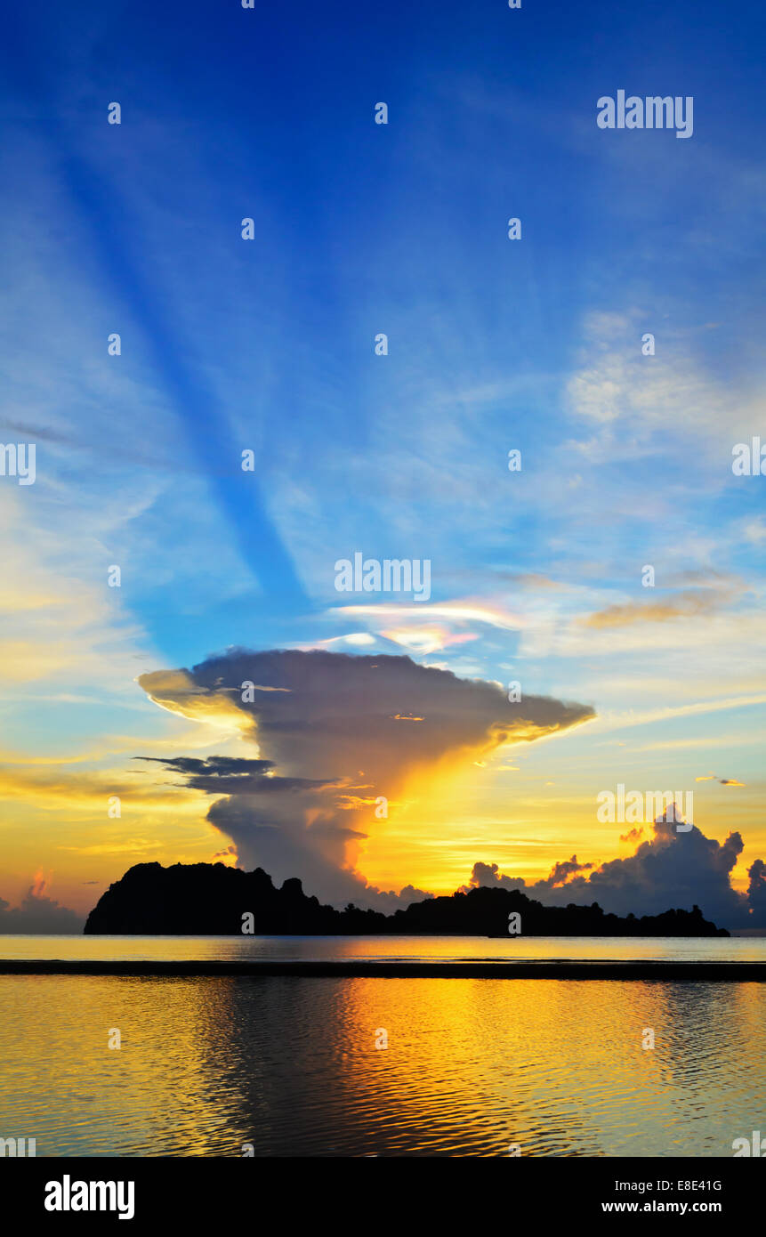 Sonnenaufgang am Strand Hat Sai Ri vorderen Ko Maphrao Insel in Chumphon Provinz von Thailand Stockfoto