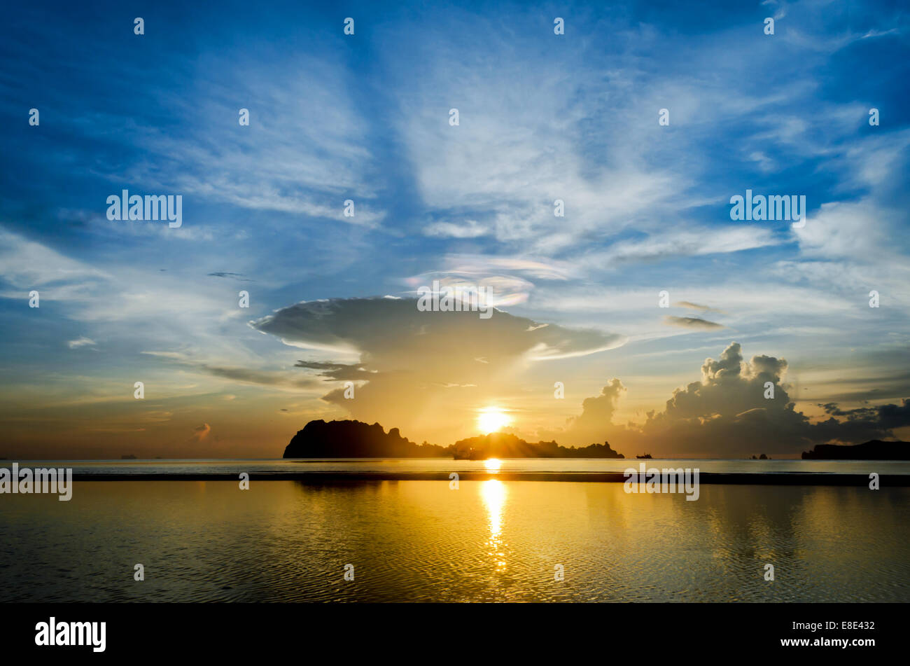 Sonnenaufgang am Strand Hat Sai Ri vorderen Ko Maphrao Insel in Chumphon Provinz von Thailand Stockfoto