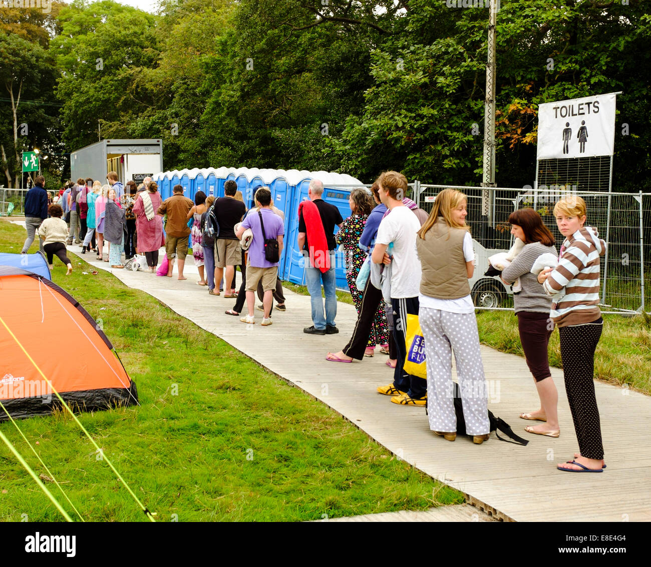 Menschen Schlange, um Campingplatz Duschen benutzen. "Festival Nr. 6". 6. September 2014 in Portmeirion, North Wales, UK Stockfoto