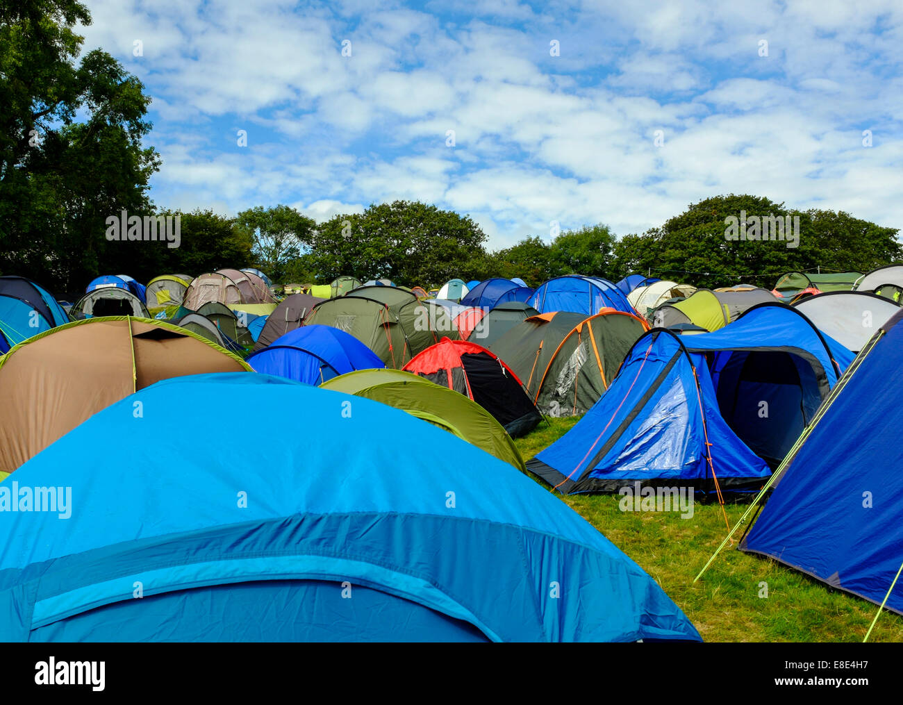Reihen von Zelten auf dem Campingplatz - "Festival Nr. 6". 6. September 2014 in Portmeirion, Wales, UK Stockfoto