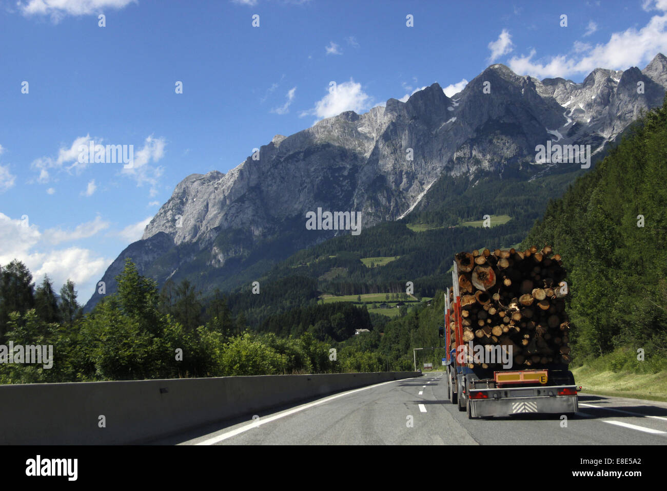 Protokollierung-LKW auf der Autobahn in Österreichische Alpen Stockfoto