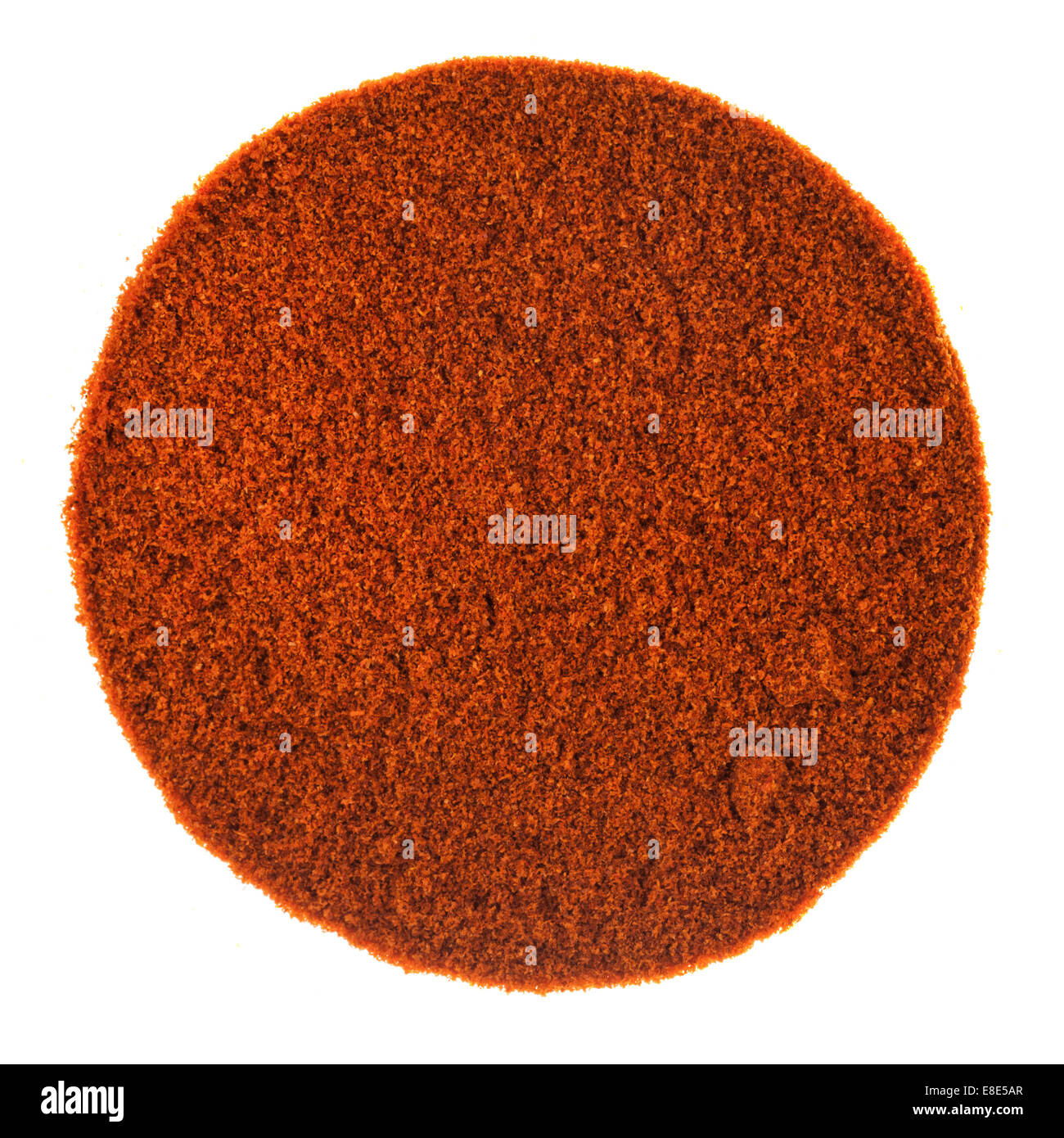 Perfekte Kreis der roten würzige Pfeffer Puder-Textur isoliert auf weißem Hintergrund Stockfoto
