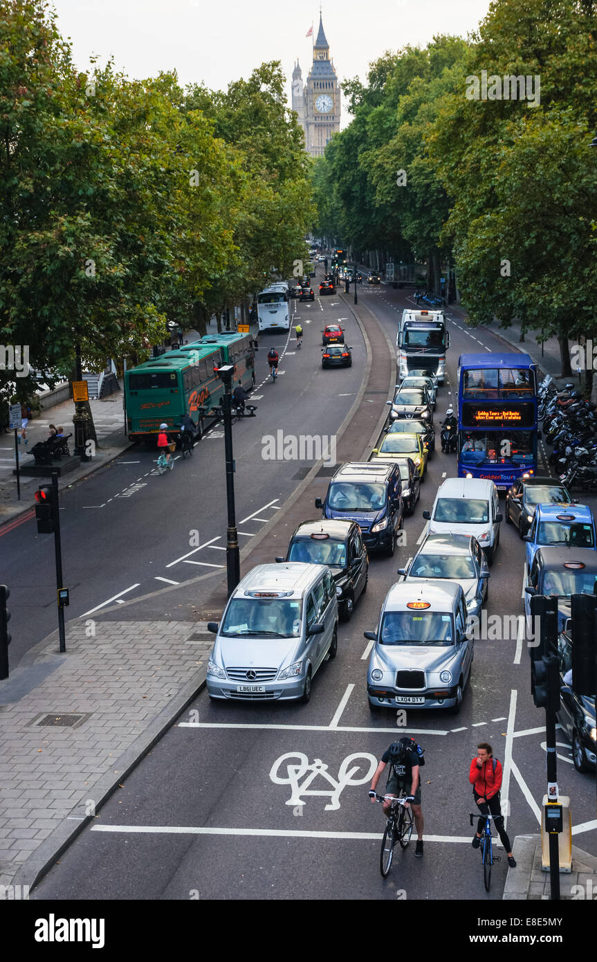 Verkehr auf der Victoria Embankment, London England Vereinigtes Königreich UK Stockfoto