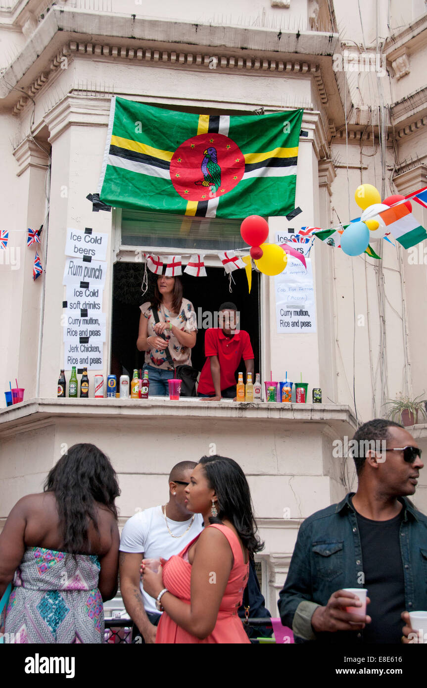 Verkauf von Essen und trinken aus ihren Häusern während der jährlichen Notting Hill Carnival in London 2014 Einwohner Stockfoto