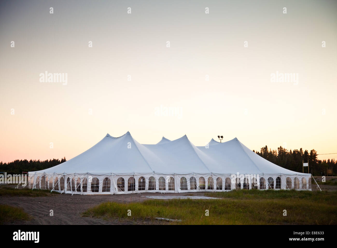 Party oder Veranstaltung weißen Zelt am Abend Stockfoto
