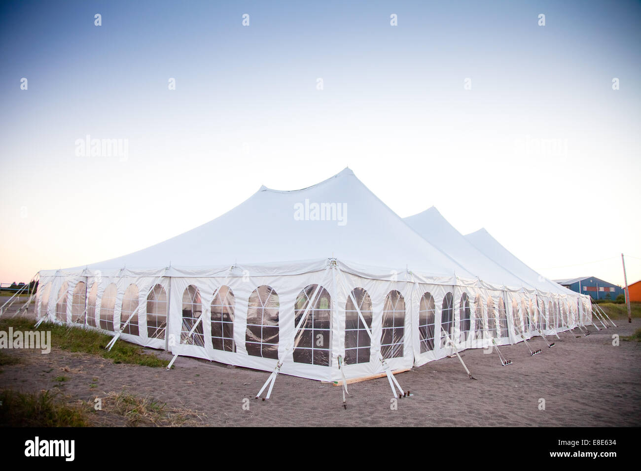 Party oder Veranstaltung weißen Zelt am Abend Stockfoto