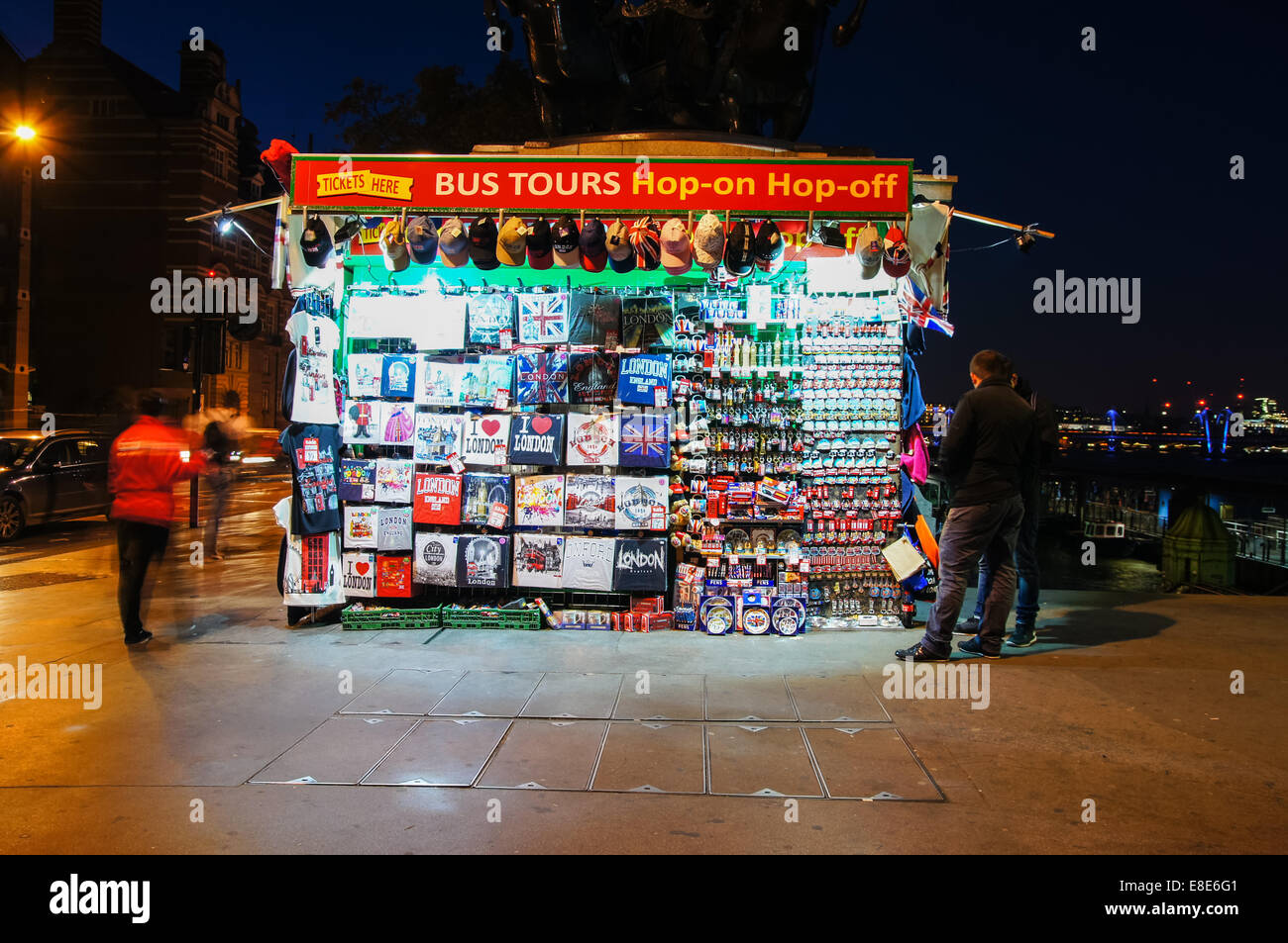 Kiosk mit London Souvenirs auf Westminster Bridge, London England