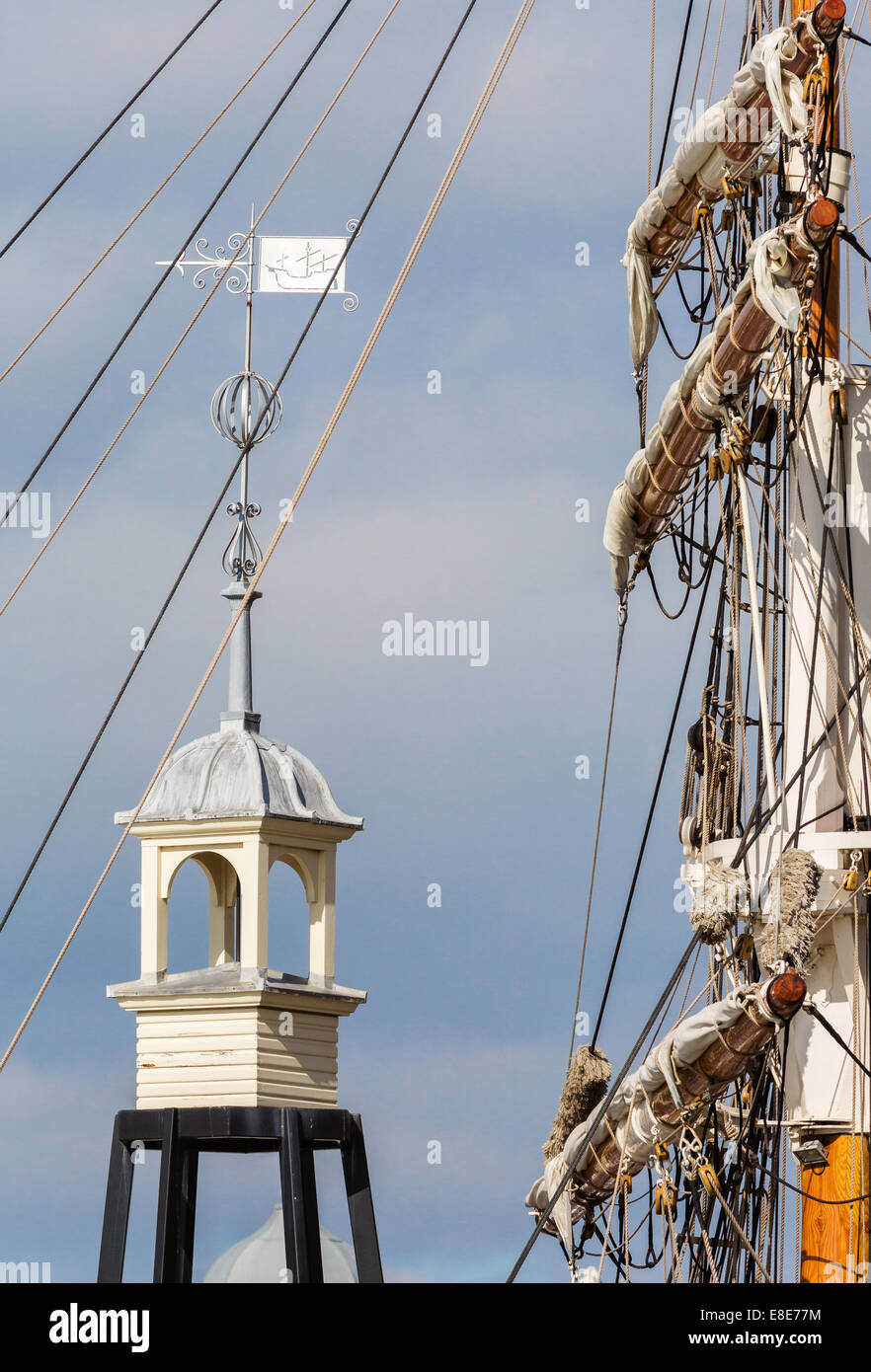 Mast und Takelage eines hohen Segelschiff und Glockenturm und eitel Wind durch das Lloyds-Gebäude am schwimmenden Hafen von Bristol Stockfoto