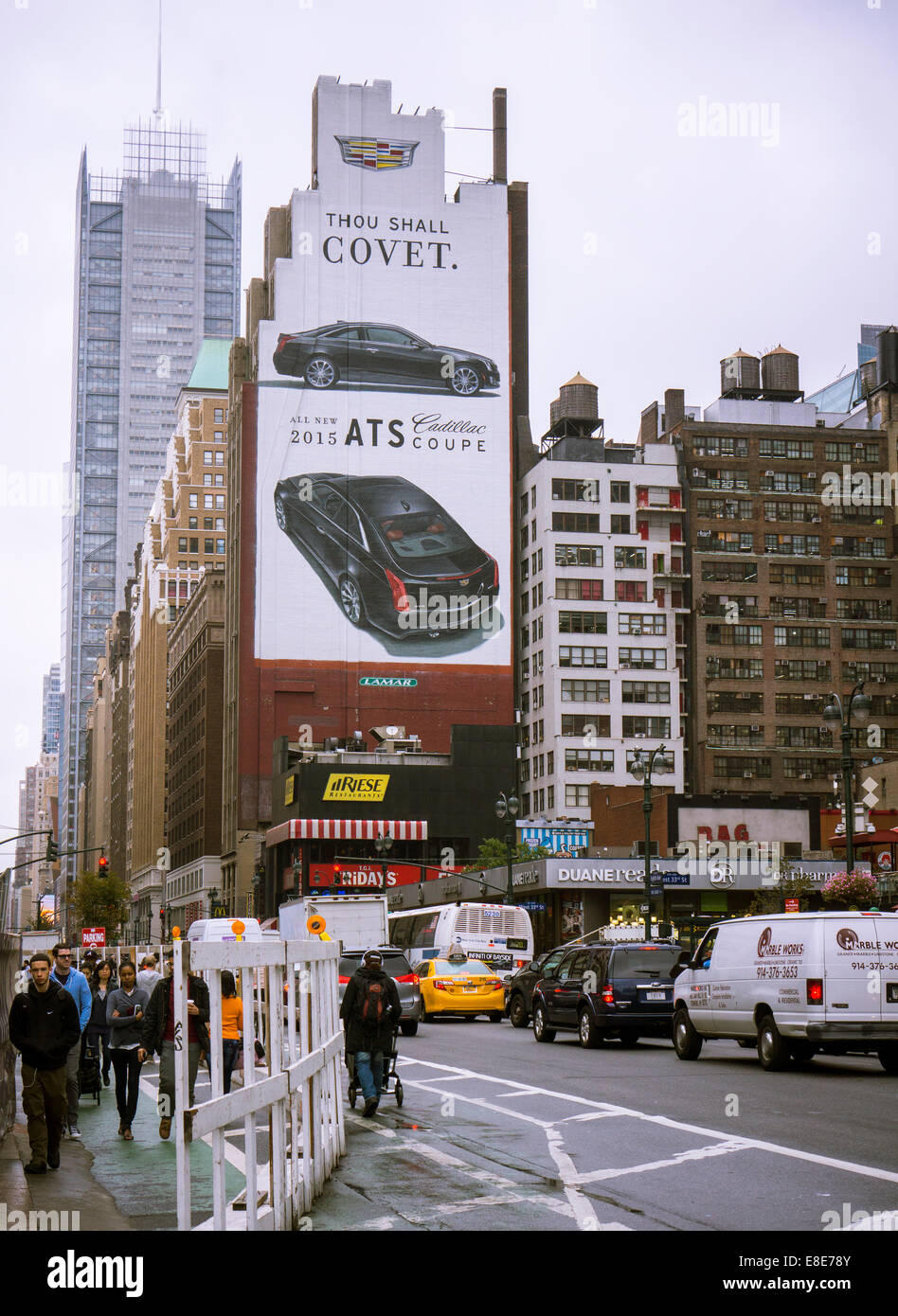 Eine gemalte Reklametafel für die General Motors Cadillac Linie von Luxus-Autos ist auf einem Gebäude in der Nähe von Penn Station in New York gesehen. Stockfoto
