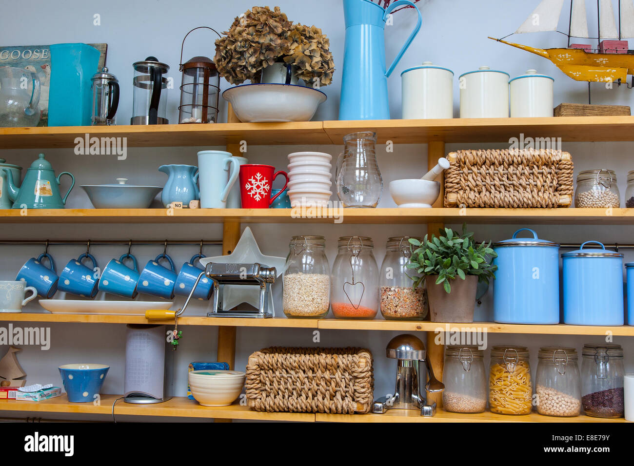 Regale bestückt mit Gläser und Behälter in einem Cottage-Küche. Stockfoto