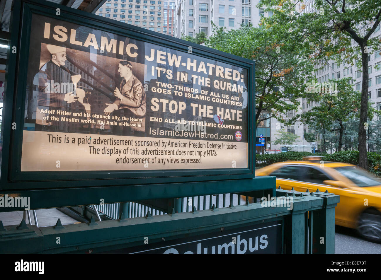 Werbung auf den Eingang zum u-Bahnhof Columbus Circle in New York ermahnt Islam als Juden hassen Stockfoto