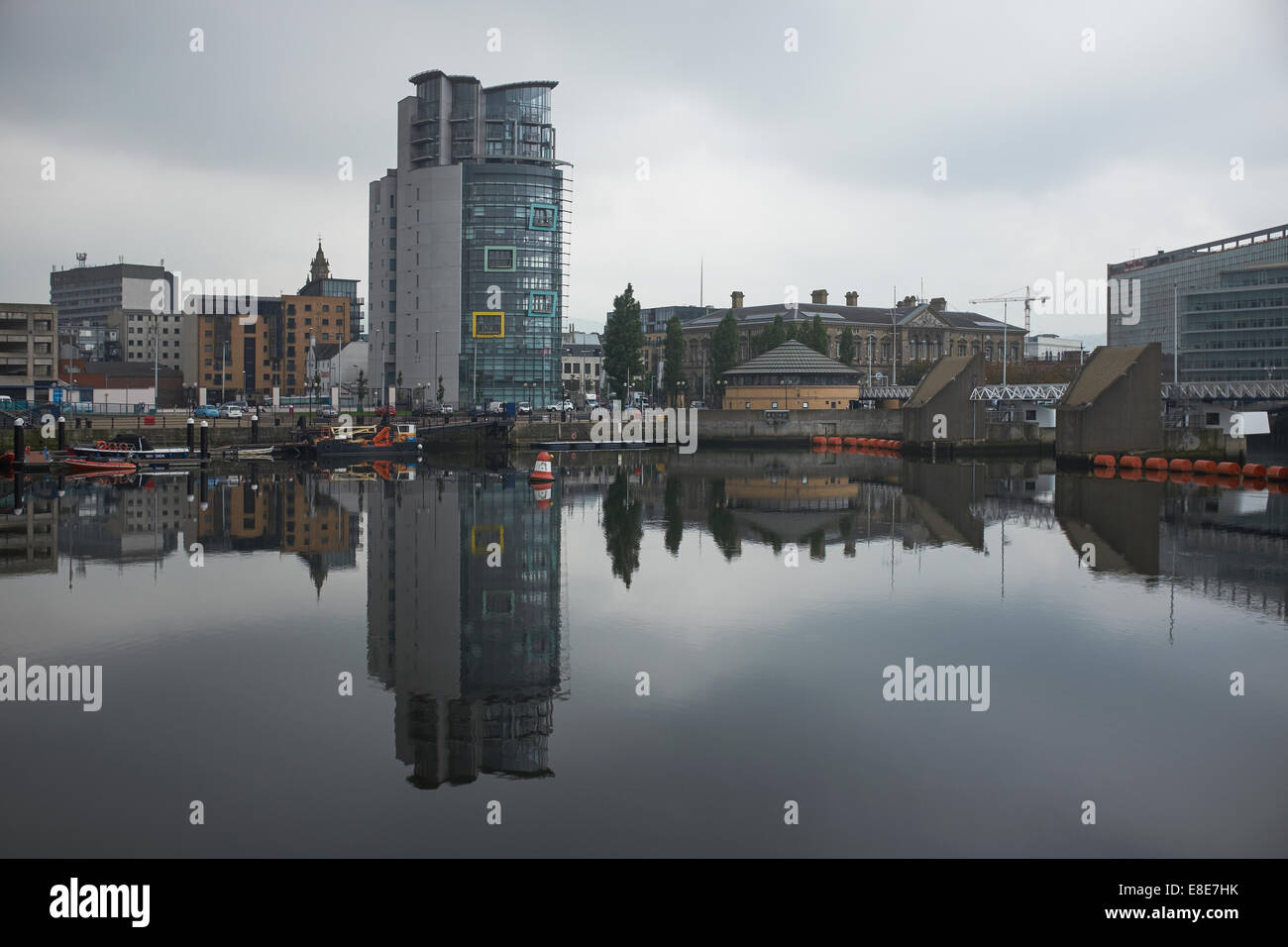 Die Boot-Entwicklung der Wohnungen mit Blick auf den Fluss Lagan im Stadtzentrum von Belfast Stockfoto