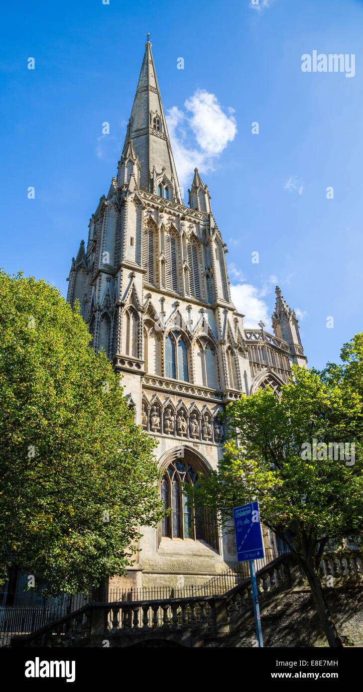 Hoch aufragenden Turm der St. Mary Redcliffe Kirche Bristol Stockfoto