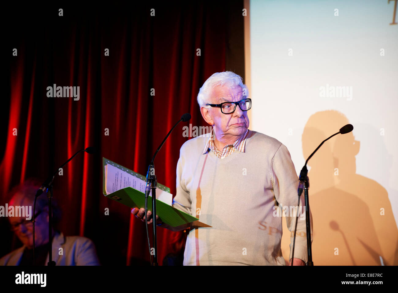 Barry Cryer mit Craig Brown & Freunde Stockfoto