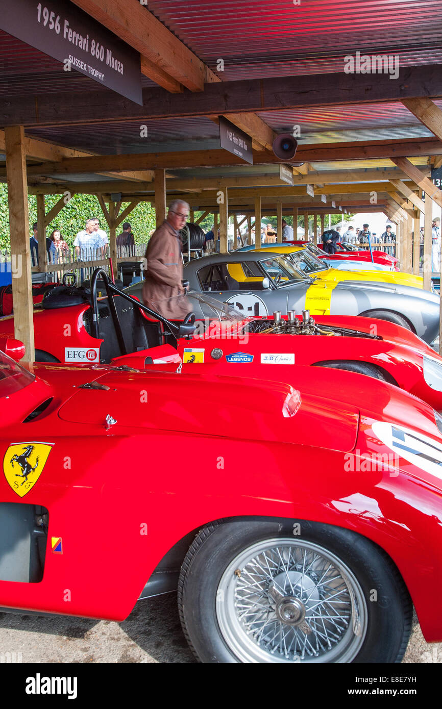 Eine Reihe von Vintage Ferrari-Rennwagen in der Grube-Garage am Goodwood Revival 2014, West Sussex, Großbritannien Stockfoto