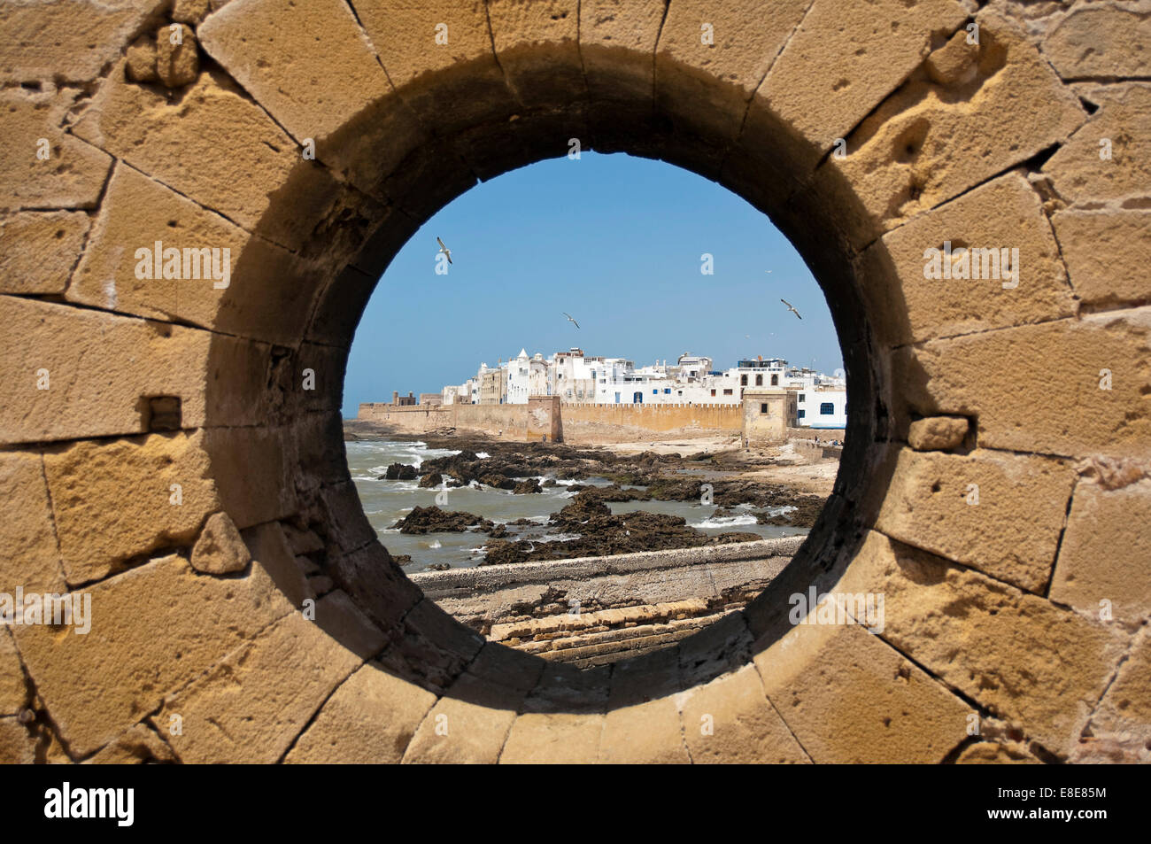 Vertikale Ansicht durch ein Bullauge auf der Skala in Essaouira Stockfoto