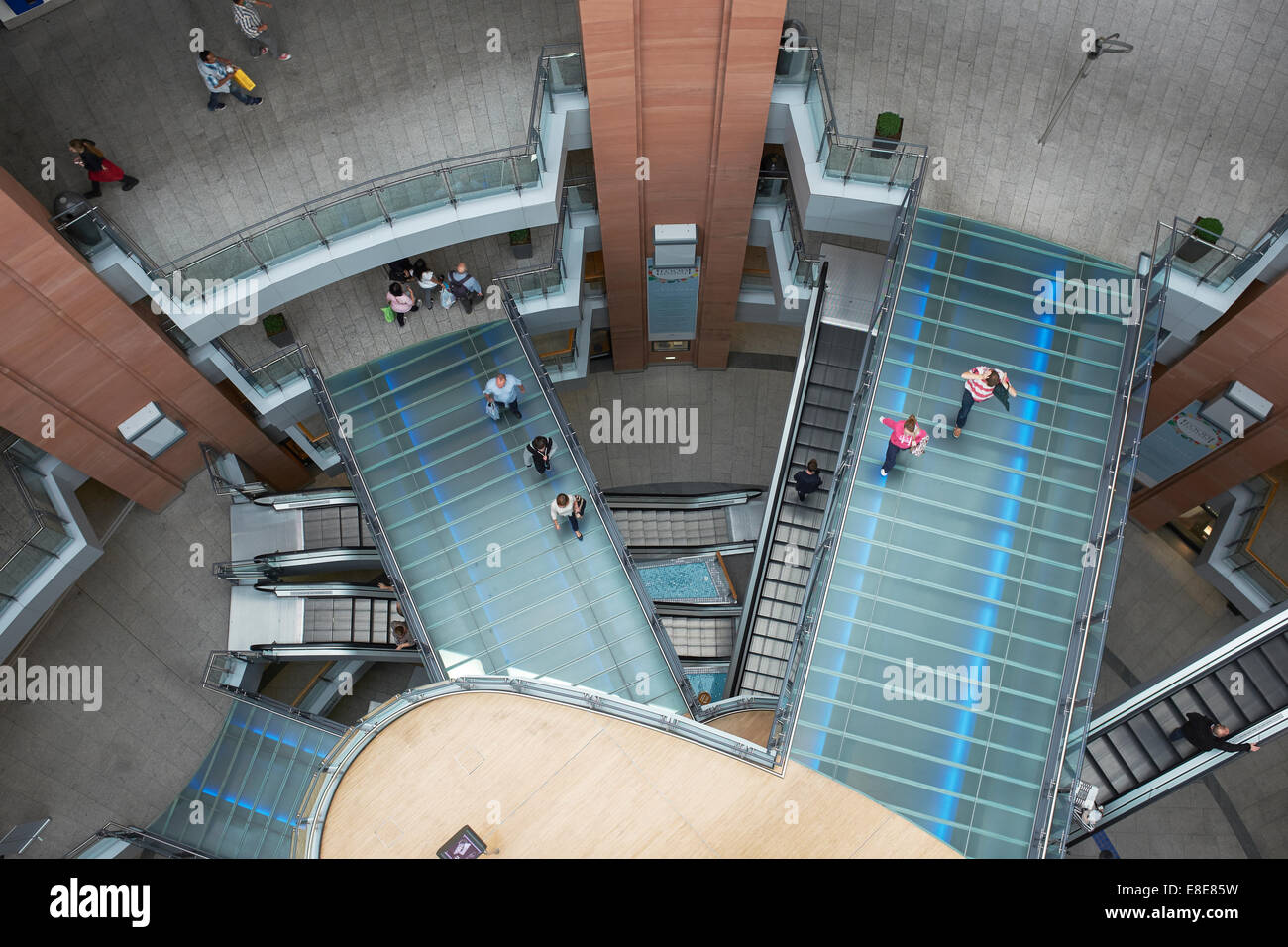 Suchen Sie gerade nach unten von der Aussichtsplattform in Victoria Square Einkaufszentrum Belfast Stadtzentrum Stockfoto