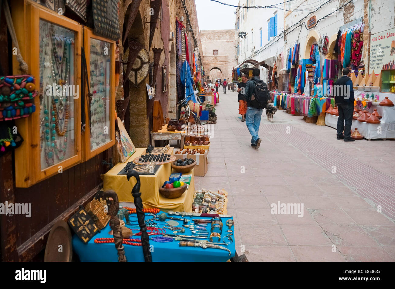 Horizontalen Blick entlang der Rue De La Skala in Essaouira. Stockfoto