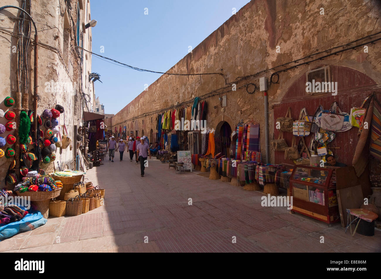 Horizontalen Blick entlang der Rue De La Skala in Essaouira. Stockfoto