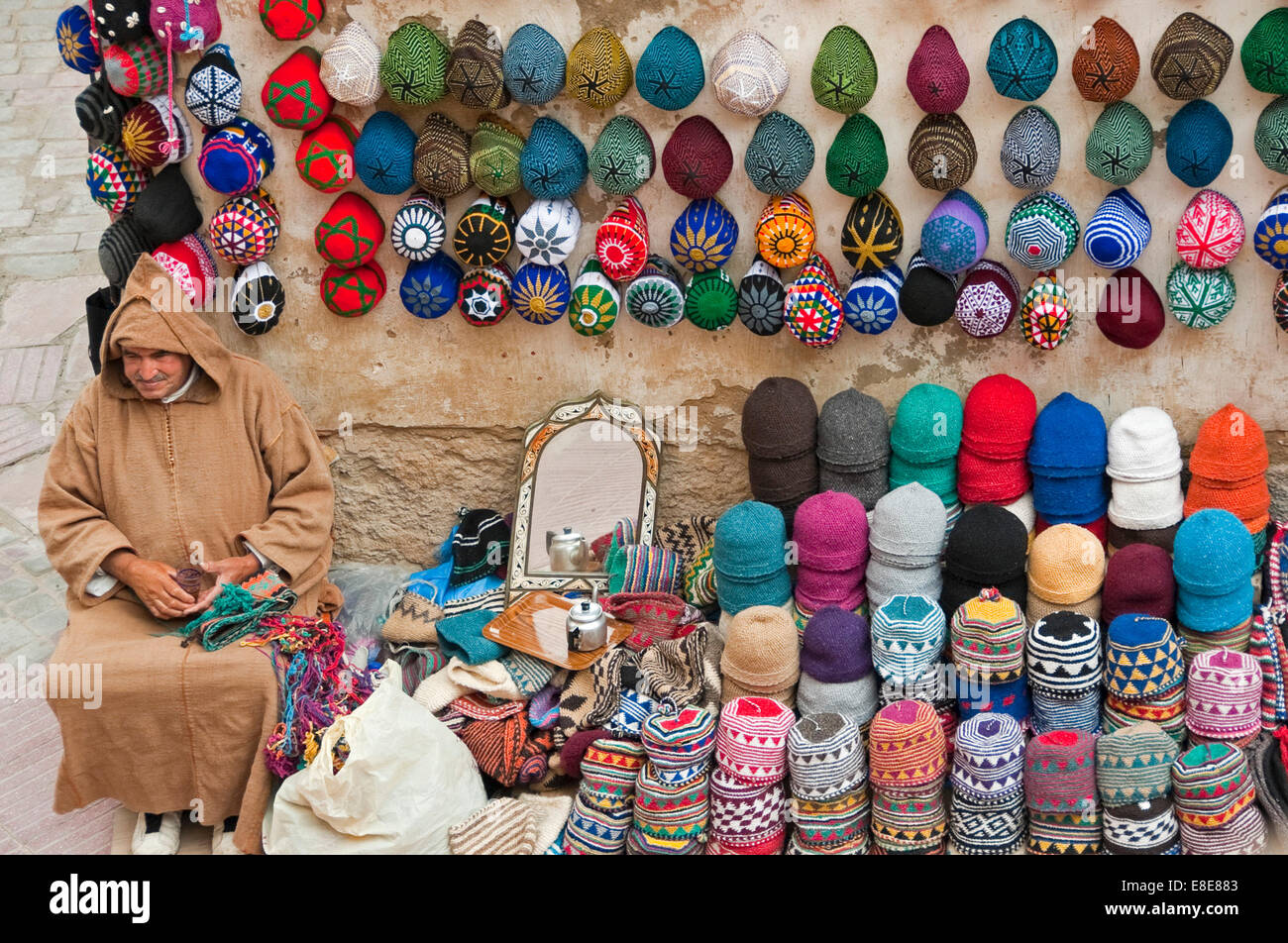 Horizontale Porträt eines alten marokkanischen Mannes stricken Mützen in seinem Stall in Essaouira Stockfoto