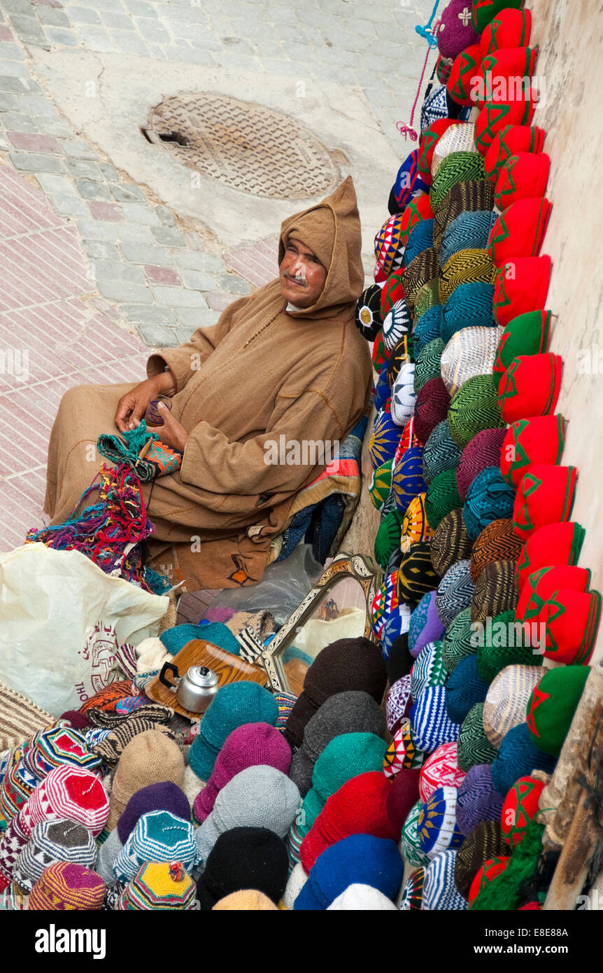 Vertikale Porträt eines marokkanischen stricken Mützen in seinem Stall in Essaouira Stockfoto