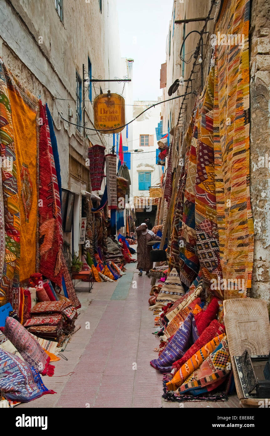 Vertikale Ansicht unten eine bunte Gasse verkaufen Teppiche und Teppichböden in Essaouira Stockfoto