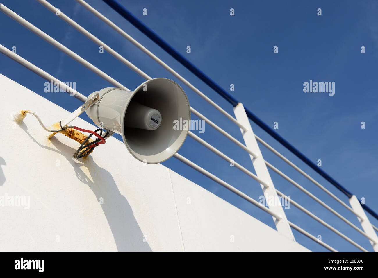 Tannoy Lautsprecher auf dem Deck der Fähre Stockfoto