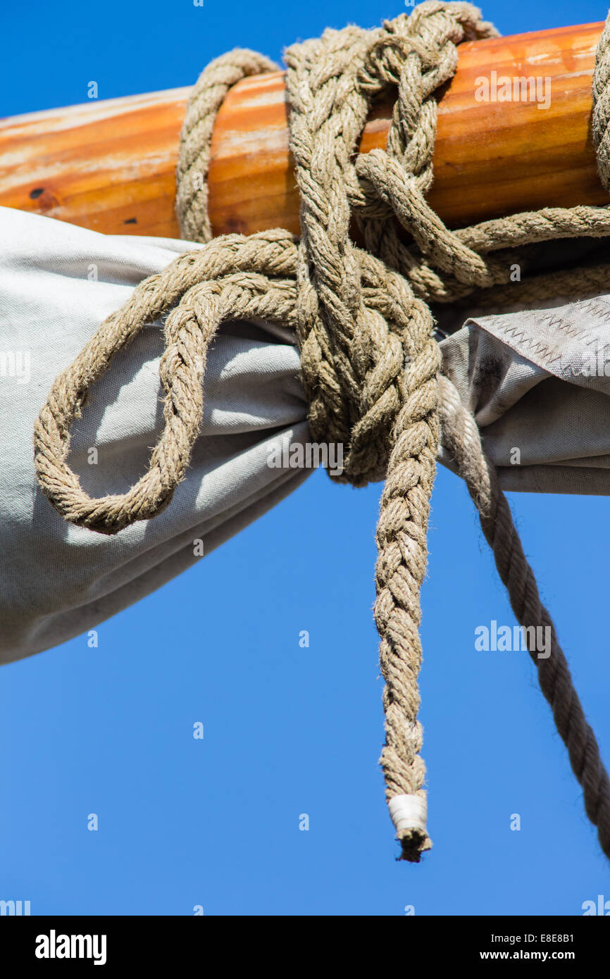 Verknoteten Seil verwendet binden ein Segel auf einer Segelyacht Stockfoto