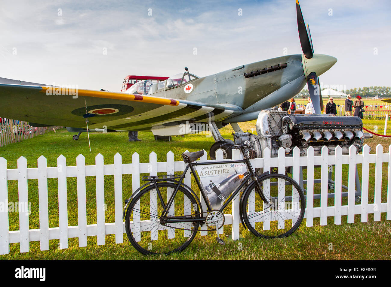 Spitfire und Merline Motor anzeigen bei dem Goodwood Revival 2014, West Sussex, UK Stockfoto
