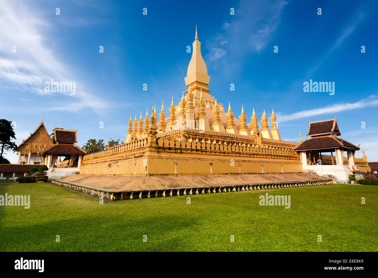 Religiöse Architektur und Sehenswürdigkeiten. Goldenen buddhistischen Pagode von Phra, dass Luang Tempel unter blauem Himmel. Vientiane, Laos reisen, la Stockfoto